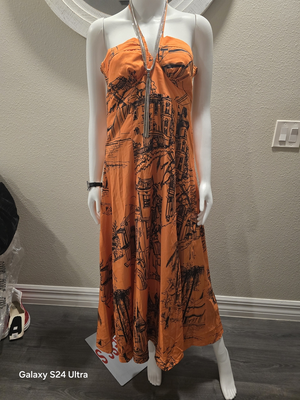 LOS 3.   VESTIDOS.       1  L.      Srapless Maxi Dress with Black Print